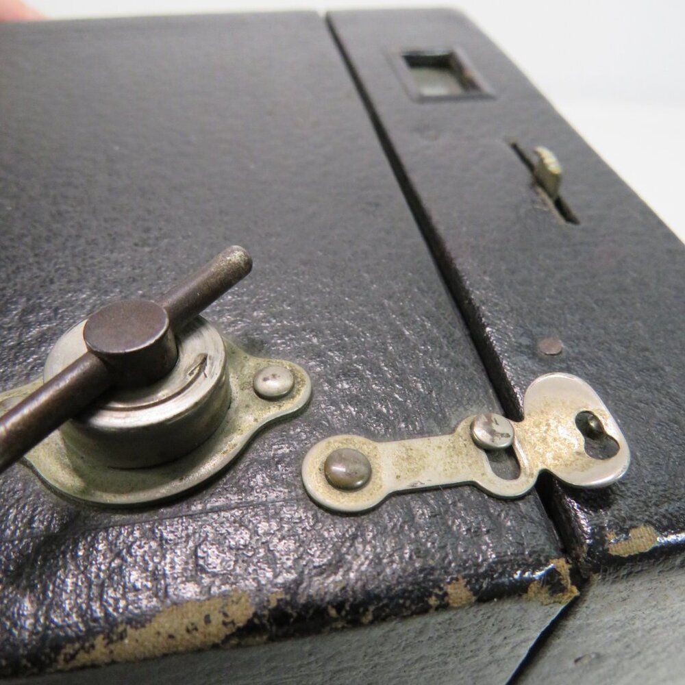 Kodak No. 2A Brownie, Model B Camera w wear, handle missing - Picture 2 of 10